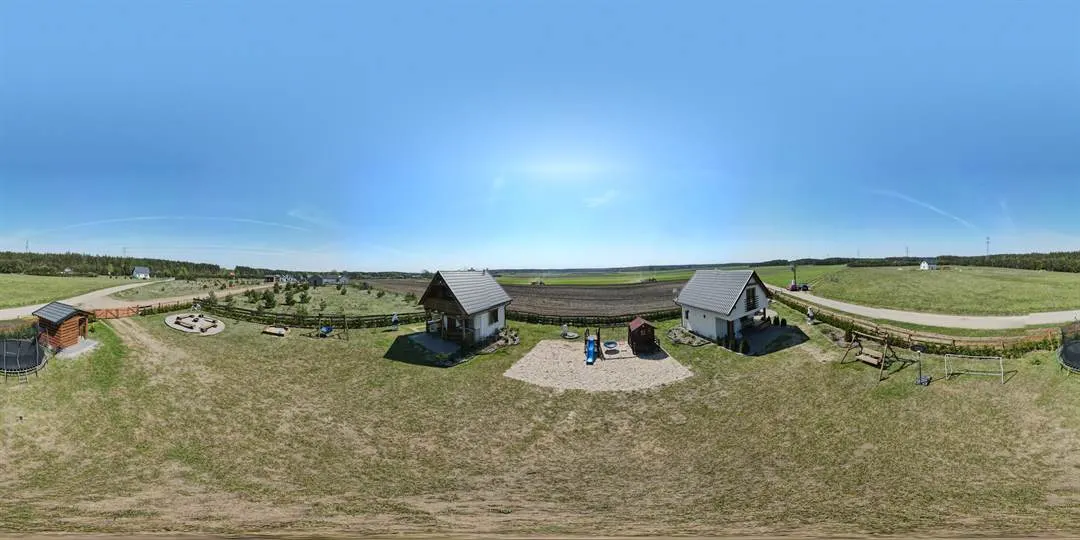 Widok domków z podwórkem