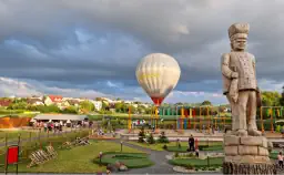 Widok parku z licznymi atrakcjami.